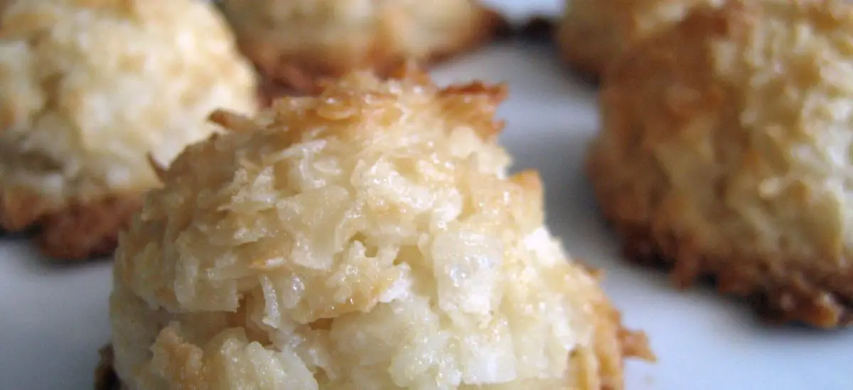 Keto Coconut Macaroons by Aussie Keto Queen. A chewy, slightly crisped macaroon is heaven and these quick and easy cookies come together in no time at all. Keto dessert that is absolutely delicious and easy to prepare