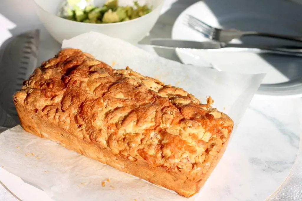 Tasty keto cheese and bacon bread is so easy to make, and is a perfect keto snack, breakfast on the go and is freezer friendly. One of the most easy Keto meals you can try! #keto #ketogenic