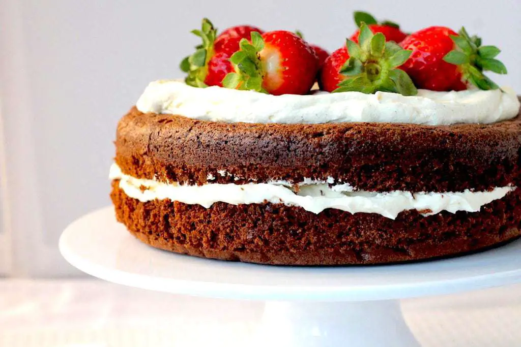 keto chocolate cake, keto chocolate sponge cake, keto chocolate cake, keto strawberries and cream