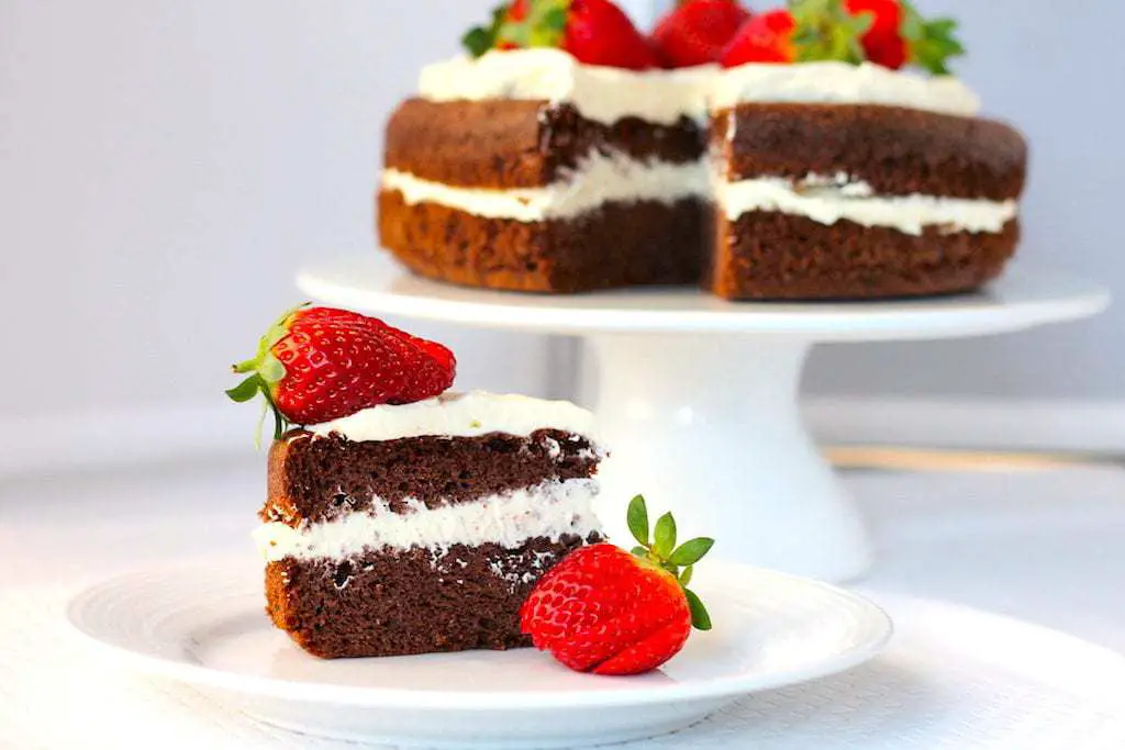 keto chocolate cake, keto chocolate sponge cake, keto chocolate cake, keto strawberries and cream