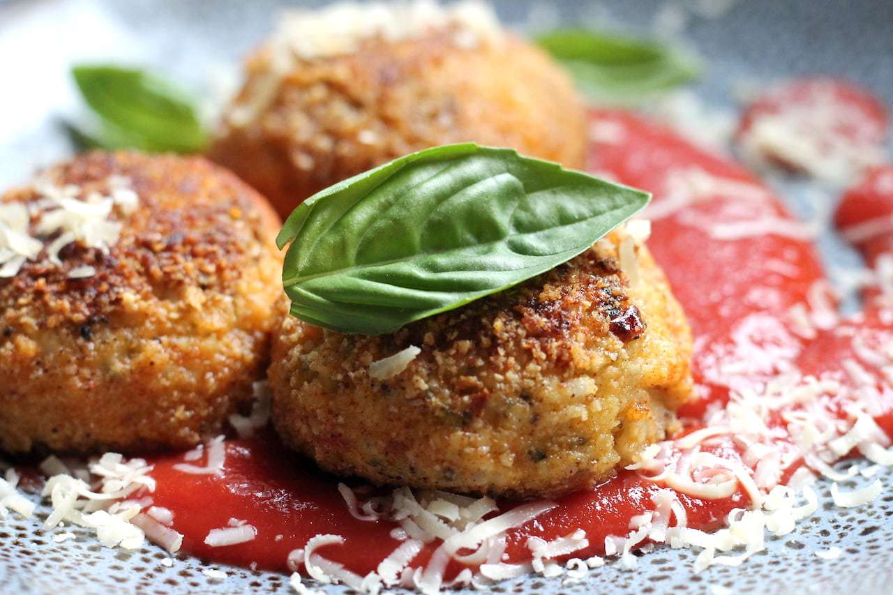 Keto Arancini BallsKeto Arancini Balls - 3 Cheese Flavour by Aussie Keto Queen. Deliciously cheesy and easier than you think, these Keto Arancini Balls are to die for. One serve will be about 7 - 10 net carbs depending on the cheese and passata you use. 
