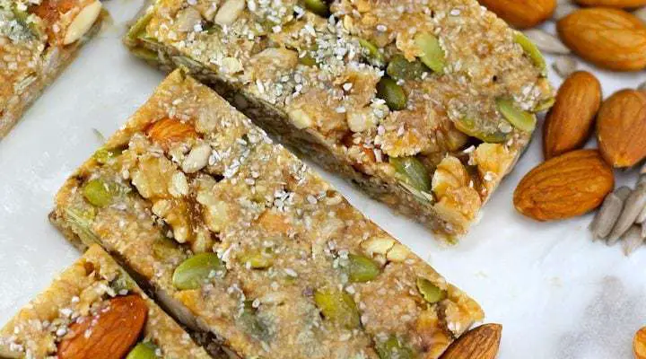 Keto Nut Bars – No Bake Keto Snacks by Aussie Keto Queen - The Perfect Keto Breakfast, this easy snack is low carb and high fat, making it a great freezer friendly keto snack that you can grab and go! #keto #ketogenicrecipes #ketogenicdiet #LCHF