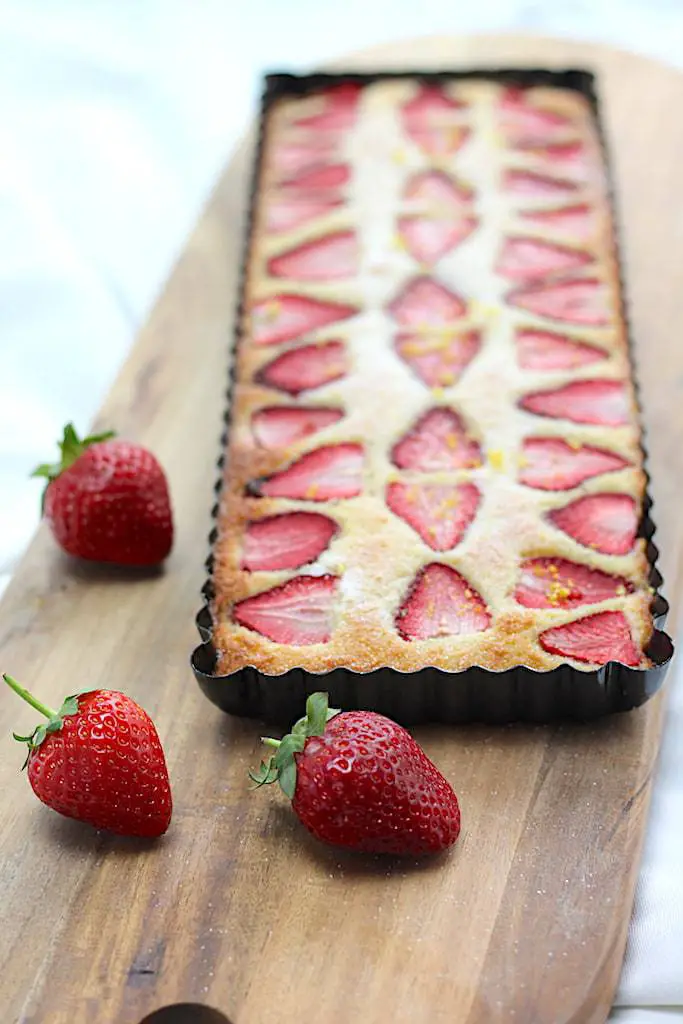 This Easy Keto Strawberry Tart by Rachel Burke Aussie Keto Queen is simple to make but looks impressive! The perfect simple Keto dessert ready in only 30 minutes. It’s one of those versatile recipe bases that give you a beautiful, rich and moist cake. Being such an easy keto dessert recipe, and not using any hard to find ingredients, I have no doubt it will become a regular in your keto cooking repertoire. #keto #ketodessert #ketorecipes