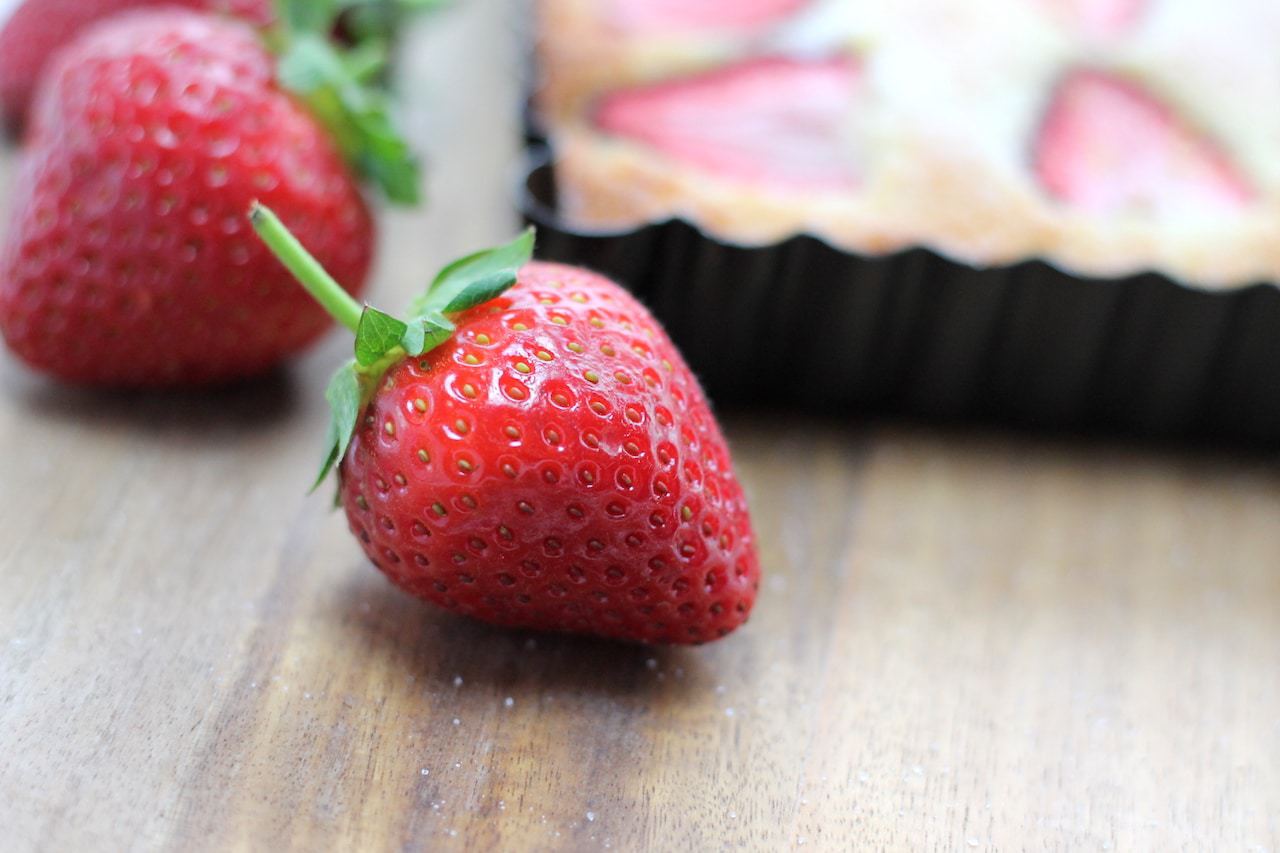 This Easy Keto Strawberry Tart is simple to make but looks impressive! The perfect simple Keto dessert ready in only 30 minutes. #keto #ketodessert #ketorecipes