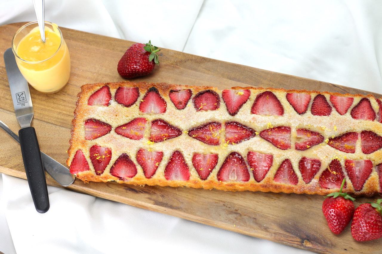 This Easy Keto Strawberry Tart is simple to make but looks impressive! The perfect simple Keto dessert ready in only 30 minutes. #keto #ketodessert #ketorecipes