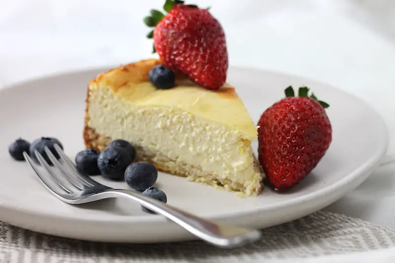 Keto Ricotta Cheesecake by  Aussie Keto Queen. A delicious Keto Dessert perfect for Summer, this Low Carb Keto Ricotta Cheesecake is so impressive, your friends and family won’t even know they’re eating healthy. Delicious, simple and so decadent, topped with fresh berries. #summerdessert #ketodessert #ketocheesecake #ketogenicdiet