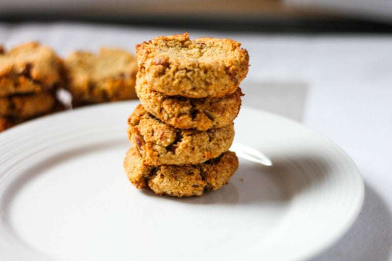 Keto ANZAC Biscuits by Aussie Keto Queen. Chewy, packed with almonds and just a little crispy on the outside, these Keto ANZAC Biscuits are so simple to make but SO satisfying. Ready in 25 minutes and delicious straight out of the oven! Soft, buttery and chewy – everything an ANZAC Biscuit should be without the huge amounts of carbs. 