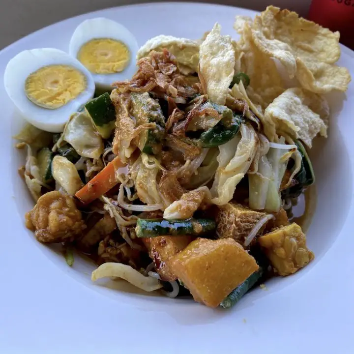 Eating Keto in Bali - Keto Tips, Keto Restaurants and Keto Cafes for your Bali trip! Balinese dishes that can be adjusted to Keto